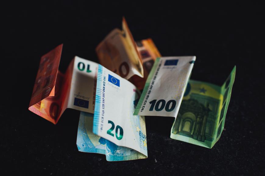 Governo cria apoio direcionado a contribuintes com rendimentos at&eacute; ao valor de 2 700 euros 